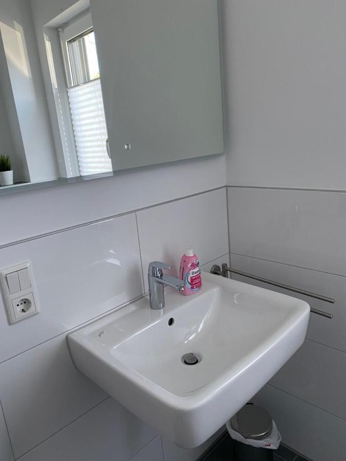 Messezimmer nahe der Düsseldorfer Messe mit eigenem Eingang und gratis Minibar Exterior foto